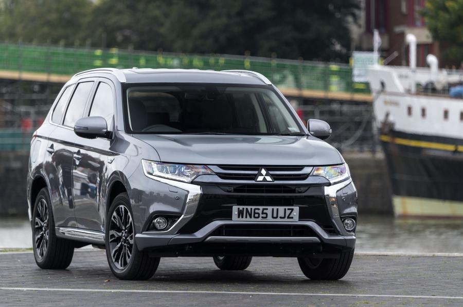  Mitsubishi Outlander PHEV 2015 года  (UK) (фото 22 из 31)